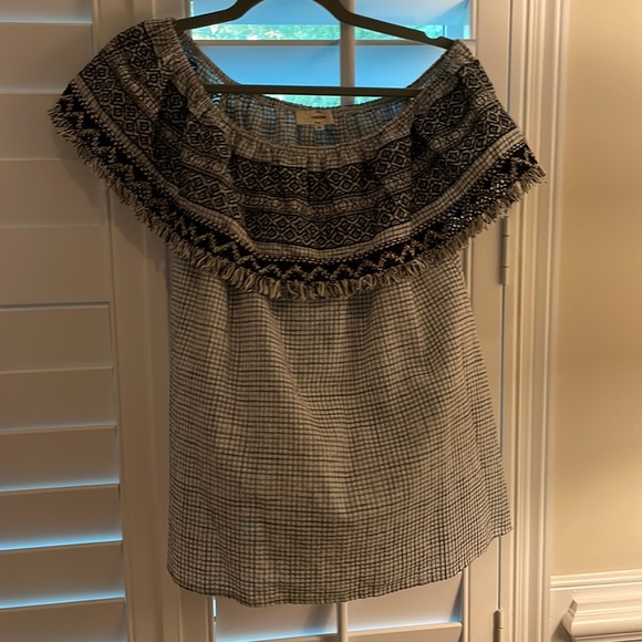entro Tops - Off the shoulder black and white shirt! Size M
